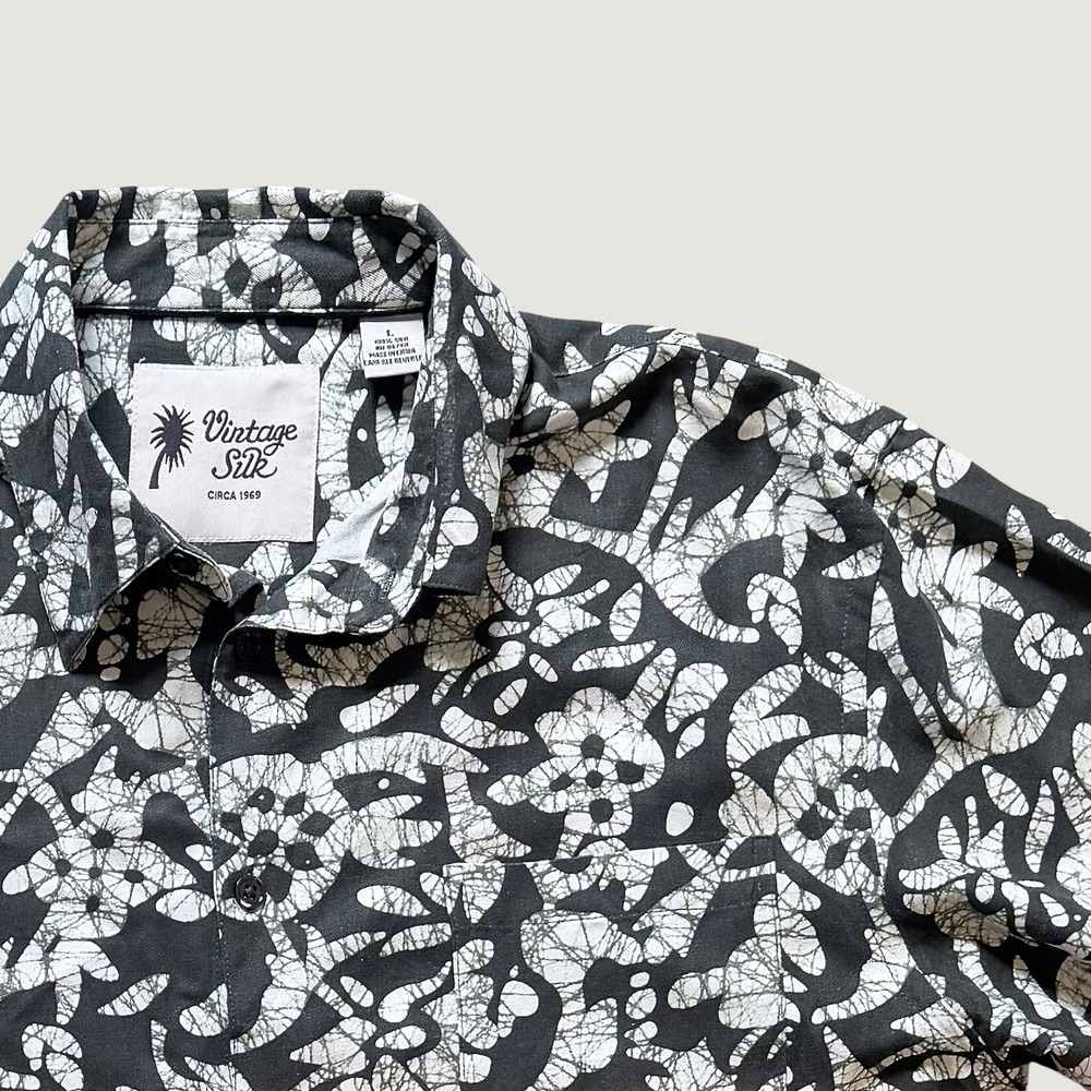 Vintage Silk Circa 1969 Mens Large Black White Floral Batik‎ Silk Aloha Shirt